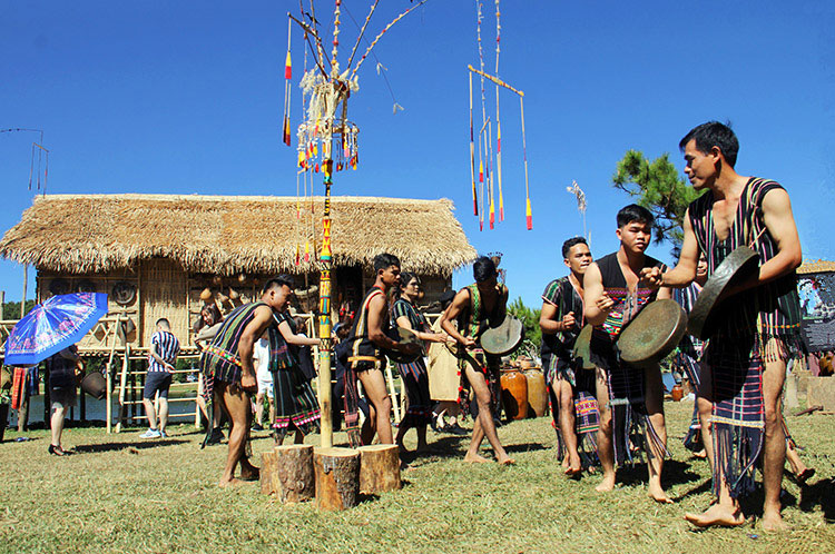 Người dân bản Buôn Go (thị trấn Cát Tiên) thể hiện văn hóa cồng chiêng đặc sắc tại Festival Hoa Đà Lạt năm 2019. Ảnh: Minh Đạo