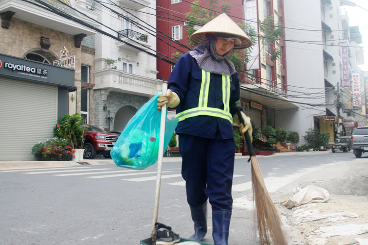 Hơn 15 năm chị Thương gắn bó với công việc dọn vệ sinh môi trường
