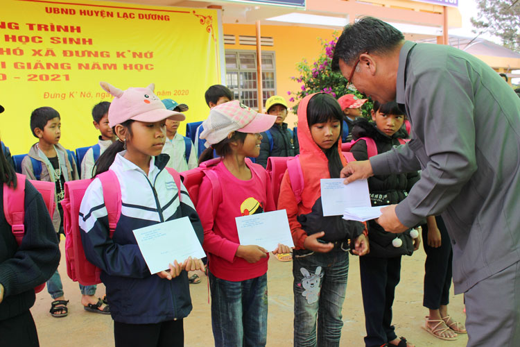 Đoàn ĐBQH Lâm Đồng tặng 285 suất quà cho học sinh vùng sâu