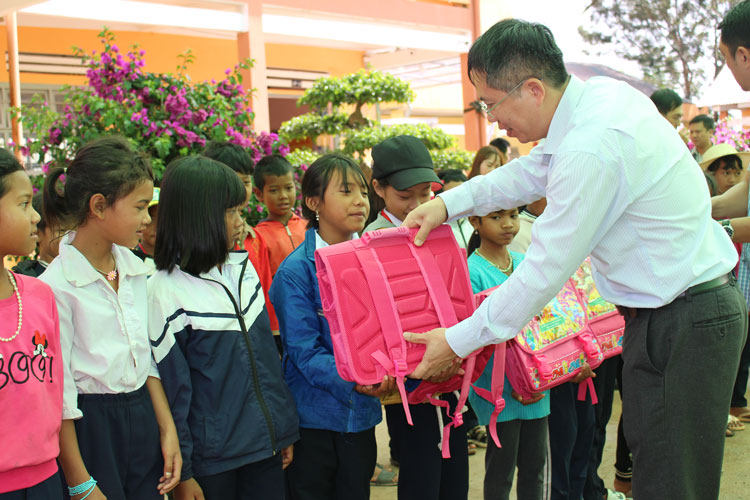 ĐBQH Nguyễn Văn Hiển – Viện trưởng Viện Nghiên cứu lập pháp của Ủy ban Thường vụ Quốc hội tặng quà cho các cháu học sinh Trường Tiểu học Đưng K’Nơh