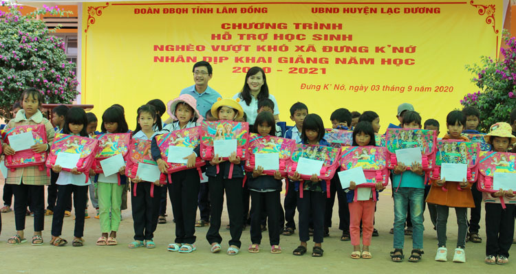Bà Phạm Thị Hồng Hải – Giám đốc Sở Giáo dục và Đào tạo tỉnh Lâm Đồng tặng quà cho các cháu học sinh Trường Tiểu học Đưng K’ Nơh