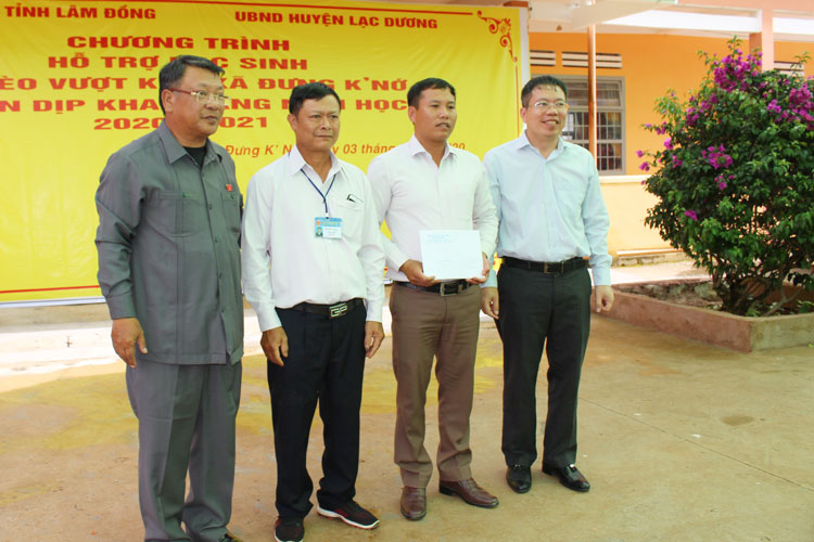 Đoàn ĐBQH Lâm Đồng tặng quà động viên tinh thần công tác của của Ban Giám hiệu, đội ngũ giáo viên, nhân viên Trường Tiểu học Đưng K’ Nơh