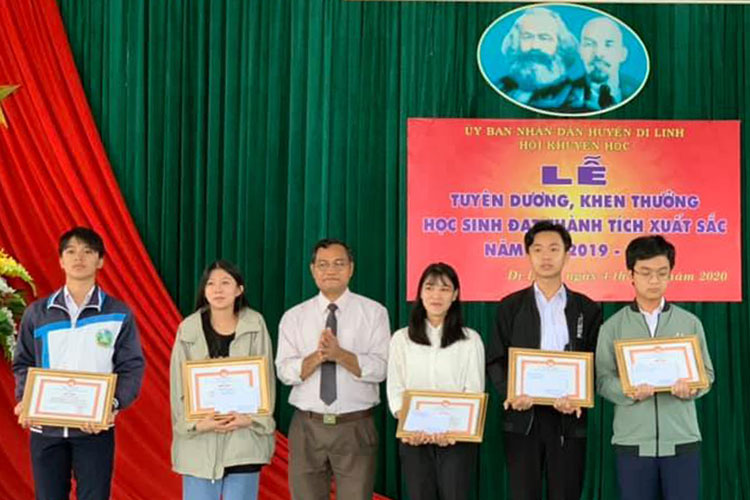 UBND huyện Di Linh khen thưởng các học sinh có thành tích cao trong năm học 2019 - 2020