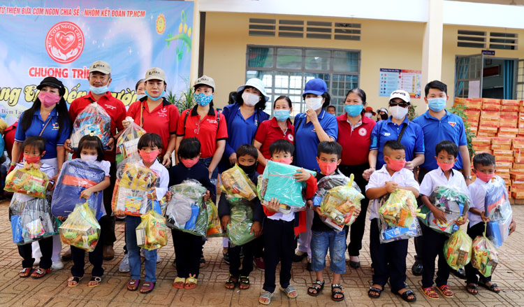 Trao tặng quà cho các em học sinh đồng bào dân tộc thiểu số