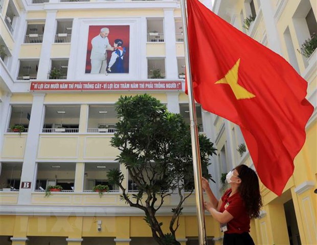 Cờ Tổ quốc tung bay, sẵn sàng chào đón học sinh bước vào một năm học mới