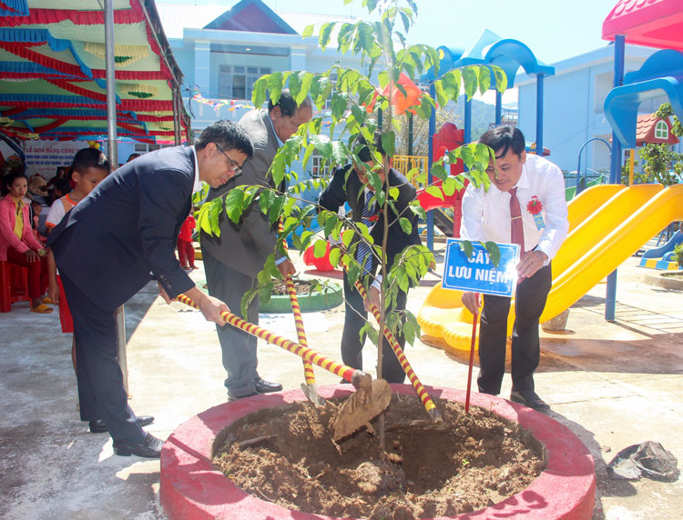 Trồng cây trong Ngày hội bé đến trường