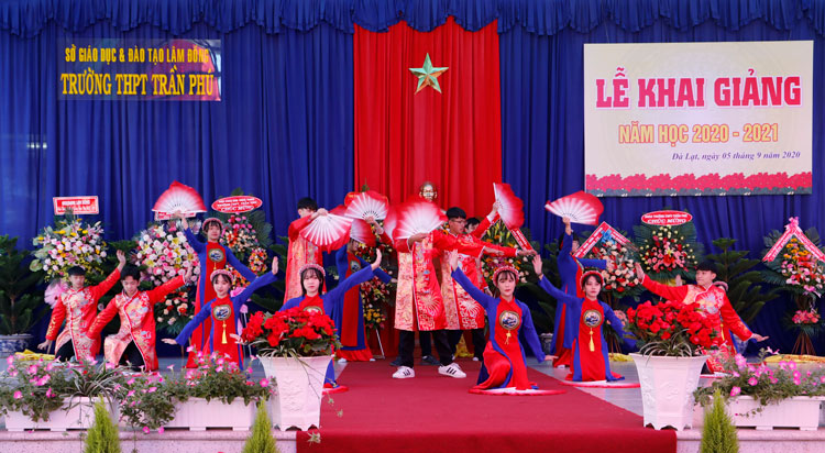 Tiết mục biểu diễn chào mừng năm học mới tại Lễ khai giảng của học sinh Trường THPT Trần Phú