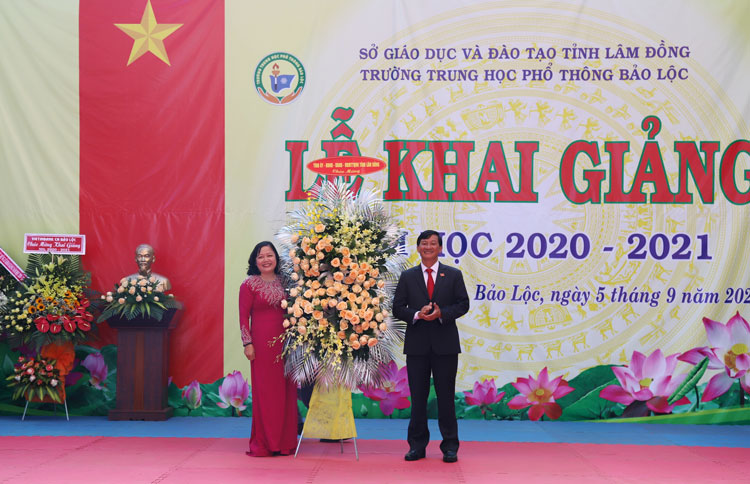 Phó Bí thư Thường trực Tỉnh ủy Lâm Đồng Trần Đức Quận tặng hoa chúc mừng Trường THPT Bảo Lộc 