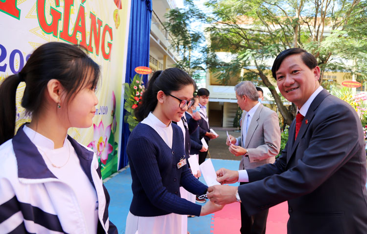 Đồng chí Trần Đức Quận – Phó Bí thư Thường trực Tỉnh ủy Lâm Đồng tặng học bổng cho học sinh nghèo hiếu học
