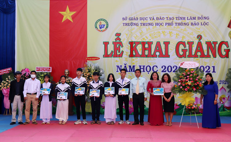 Quỹ học bổng Sao Mai tặng học bổng cho HS và tủ sách cho Trường THPT Bảo Lộc (Ảnh – Khánh Phúc)