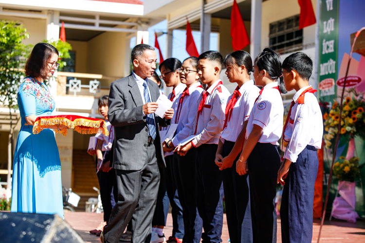 Đồng chí Trần Văn Hiệp - Phó Bí thư Tỉnh uỷ Lâm Đồng trao 10 suất học bổng cho học sinh có hoàn cảnh khó khăn, học giỏi