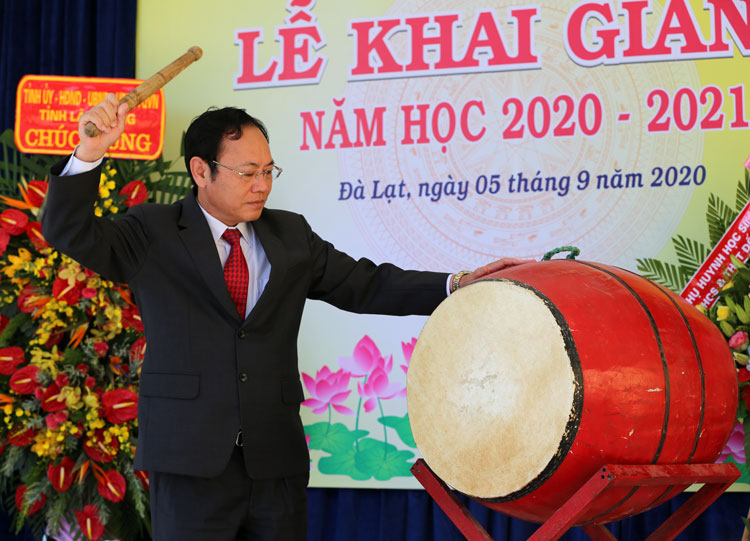 Phó Chủ tịch UBND tỉnh Lâm Đồng Nguyễn Văn Yên đánh trống khai giảng năm học mới 2020-2021 tại Trường THCS và THPT Đống Đa