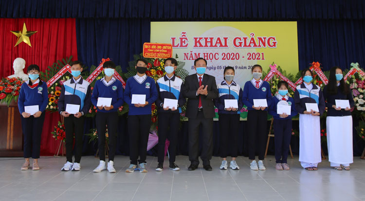 Phó Chủ tịch UBND tỉnh Lâm Đồng Nguyễn Văn Yên trao học bổng học sinh của Trường