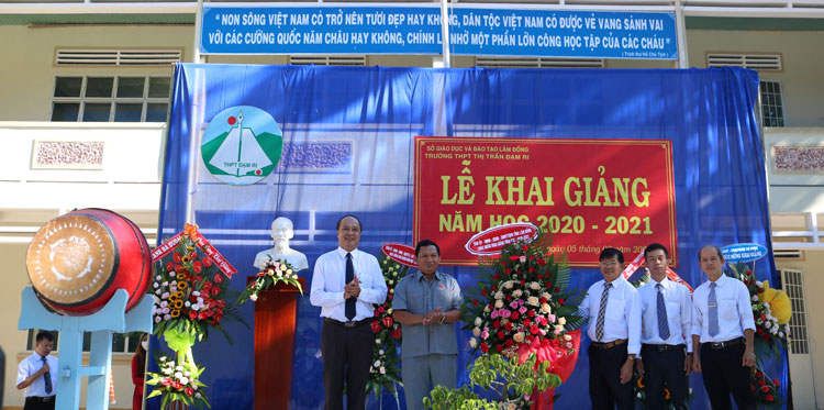 Đồng chí K’Mák - Ủy viên Ban Thường vụ Tỉnh ủy, Phó Chủ tịch HĐND tỉnh Lâm Đồng tặng hoa chúc mừng