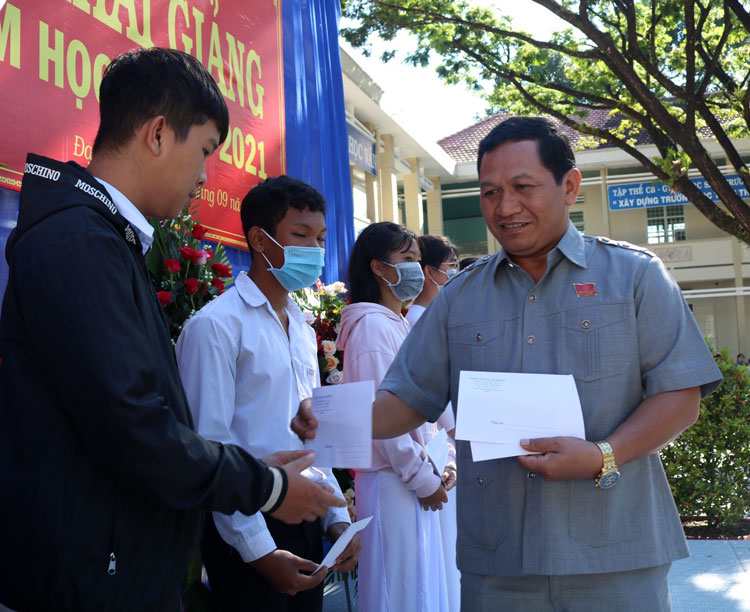 Đồng chí K’Mák - Ủy viên Ban Thường vụ Tỉnh ủy, Phó Chủ tịch HĐND tỉnh Lâm Đồng trao 10 suất quà cho học sinh tại Trường THPT thị trấn Đạm Ri