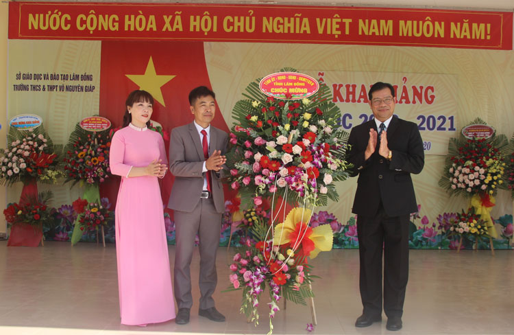 Đại tá Lê Vinh Quy tặng hoa chúc mừng Trường THCS-THPT Võ Nguyên Giáp