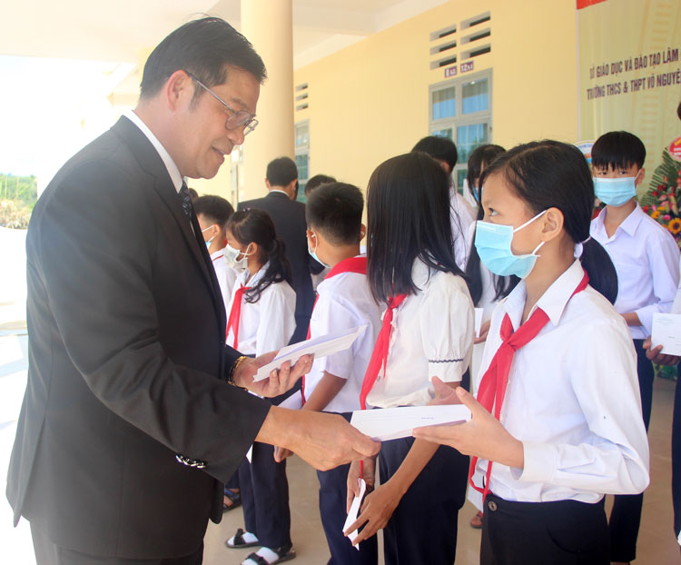 Đại tá Lê Vinh Quy trao học bổng cho học sinh nghèo hiếu học