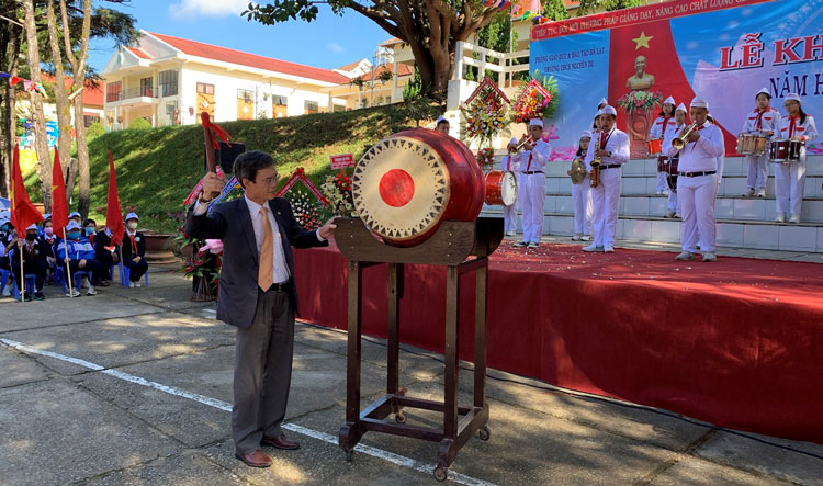 Bí thư Thành ủy Đà Lạt Trần Duy Hùng đánh trống khai giảng năm học mới tại Trường THCS Nguyễn Du, Đà Lạt