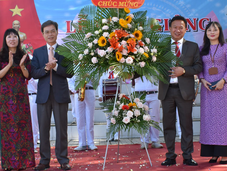 Bí thư Thành ủy Đà Lạt Trần Duy Hùng tặng hoa chúc mừng khai giảng năm học mới tại Trường THCS Nguyễn Du, Đà Lạt