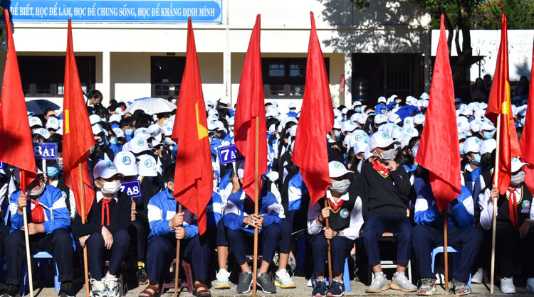Học sinh Trường THCS Nguyễn Du, Đà Lạt tựu trường năm học mới