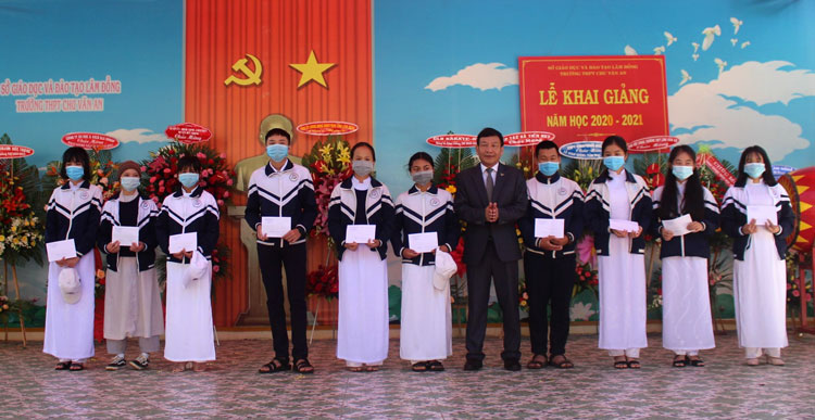 Đồng chí Bùi Thắng - Trưởng ban Tuyên giáo Tỉnh ủy, trao học bổng cho học sinh nghèo học giỏi