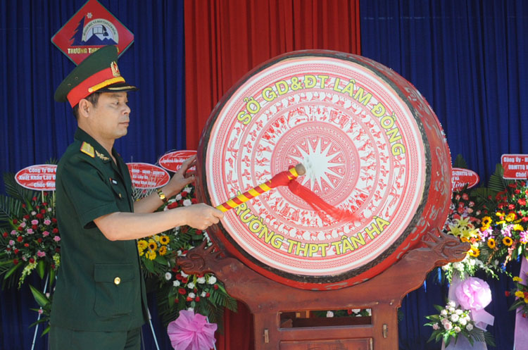 Đồng chí Nguyễn Bình Sơn - Ủy viên Ban Thường vụ Tỉnh ủy, Chỉ huy trưởng Bộ Chỉ huy Quân sự tỉnh đánh trống khai giảng năm học mới tại Trường THPT Tân Hà