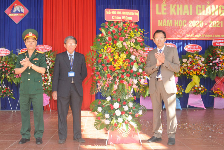 Đồng chí Nguyễn Bình Sơn - Ủy viên Ban Thường vụ Tỉnh ủy, Chỉ huy trưởng Bộ Chỉ huy Quân sự tỉnh tặng hoa chúc chúc mừng thầy và trò Trường THPT Tân Hà
