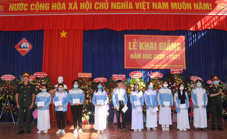 Trao học bổng cho các em học sinh Trường THPT Tân Hà