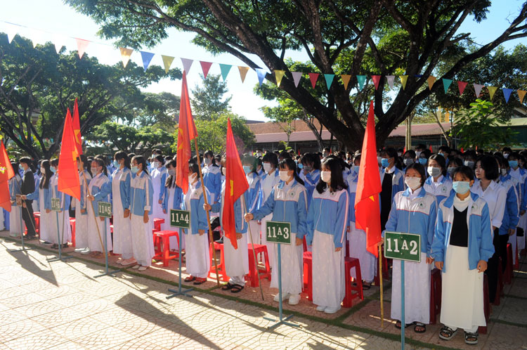 Các em học sinh tham dự lễ khai giảng năm học mới 
