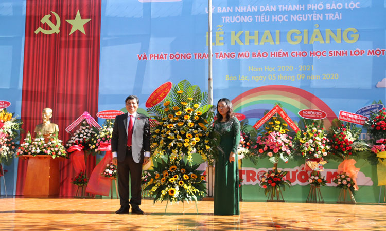 Đồng chí Nguyễn Văn Triệu - Ủy viên Ban Thường vụ Tỉnh ủy, Bí thư Thành ủy Bảo Lộc tặng hoa chúc mừng