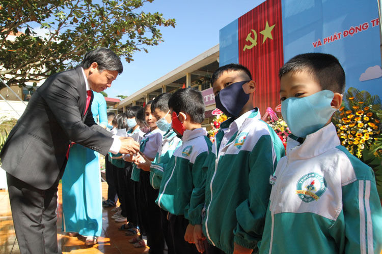 Đồng chí Nguyễn Văn Triệu - Ủy viên Ban Thường vụ Tỉnh ủy, Bí thư Thành ủy Bảo Lộc trao học bổng cho các em học sinh
