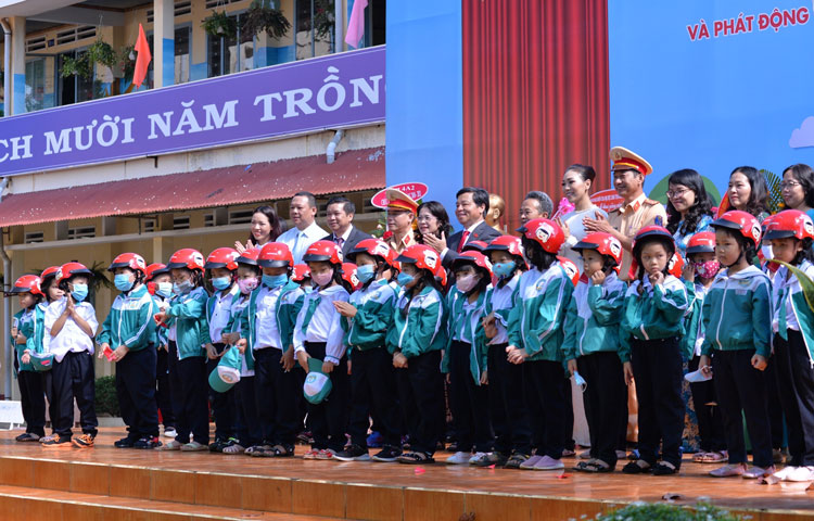 Head Tâm Anh Bảo Lộc trao mũ bảo hiểm cho học sinh lớp 1 Trường Tiểu học Nguyễn Trãi