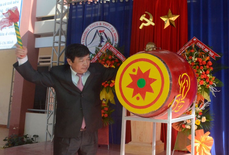 Chủ tịch UBND tỉnh Lâm Đồng Đoàn Văn Việt đánh hồi trống khai trường tại Trường THCS-THPT Đạ Nhim