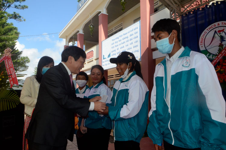 Chủ tịch UBND tỉnh Lâm Đồng Đoàn Văn Việt cùng lãnh đạo huyện Lạc Dương và lãnh đạo Sở Giáo dục – Đào tạo tặng hoa chúc mừng khai giảng tại Trường THCS-THPT Đạ Nhim