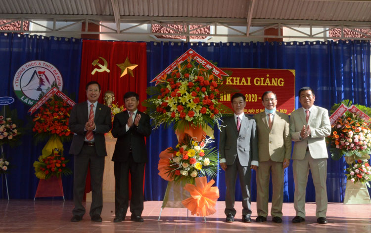 Chủ tịch UBND tỉnh Lâm Đồng Đoàn Văn Việt trao học bổng của UBND tỉnh cho học sinh nghèo vượt khó Trường THCS-THPT Đạ Nhim