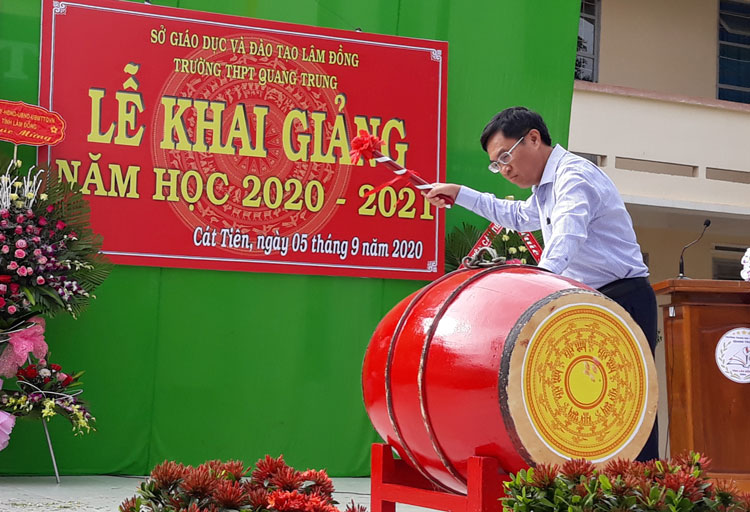 Chủ tịch Ủy ban MTTQ Việt Nam tỉnh Lâm Đồng Võ Ngọc Hiệp đánh hồi trống khai giảng năm học mới