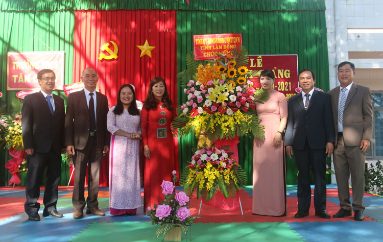Đồng chí Nguyễn Thị Lệ - Ủy viên Ban Thường vụ, Trưởng Ban Dân vận Tỉnh ủy cùng đại diện lãnh đạo sở ngành và địa phương tặng hoa chúc mừng nhà trường