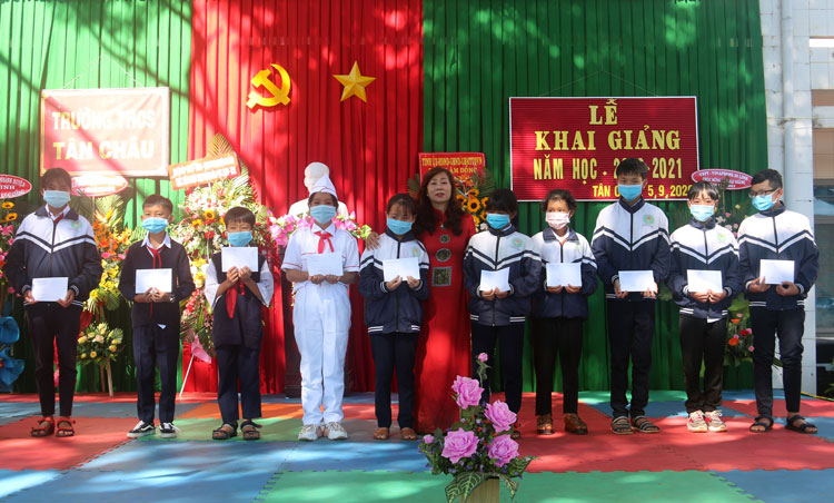 Đồng chí Nguyễn Thị Lệ - Ủy viên Ban Thường vụ, Trưởng Ban Dân vận Tỉnh ủy trao tặng học bổng cho học sinh nghèo vượt khó