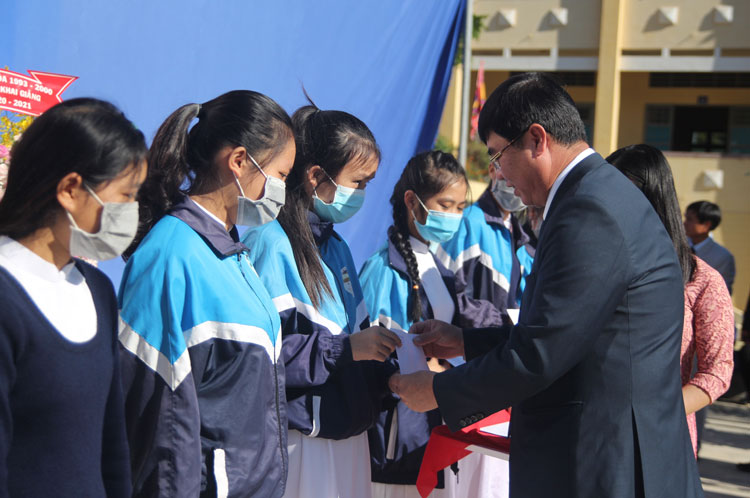 Đồng chí Trần Đình Văn trao học bổng cho học sinh nghèo vượt khó học giỏi tại lễ khai giảng
