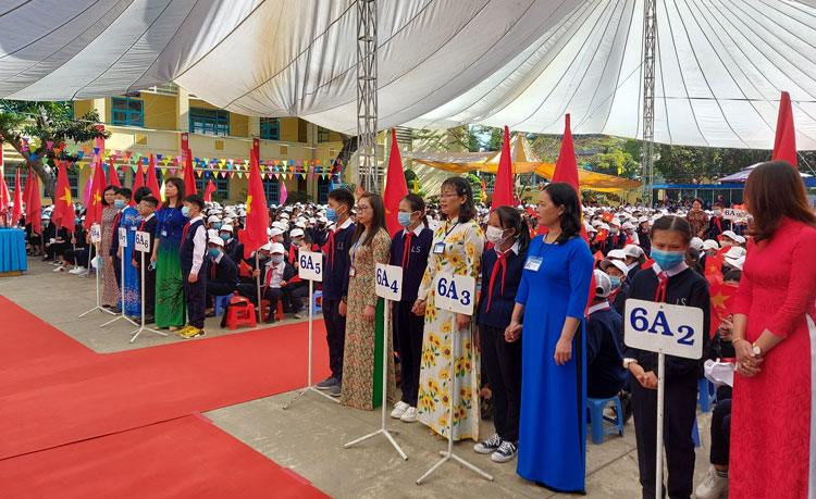 Đông đảo học sinh các thầy cô giáo Trường THCS Lam Sơn tham dự lễ khai giảng