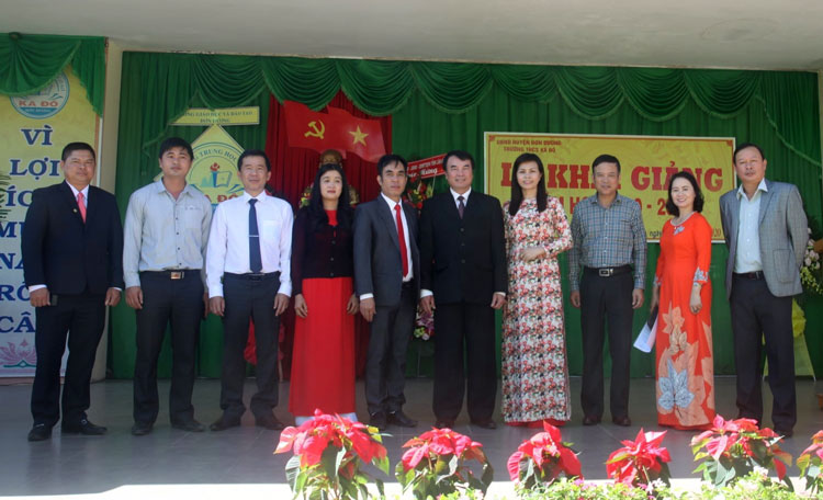Đồng chí Phạm S - Phó Chủ tịch UBND tỉnh Lâm Đồng chụp ảnh kỷ niệm với Trường THCS Ka Đô