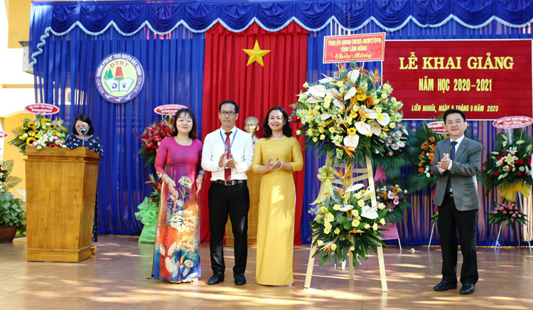 Đồng chí Phan Văn Đa - Phó Chủ tịch UBND tỉnh tặng hoa chúc mừng nhà trường nhân dịp khai giảng năm học mới 2020-2021