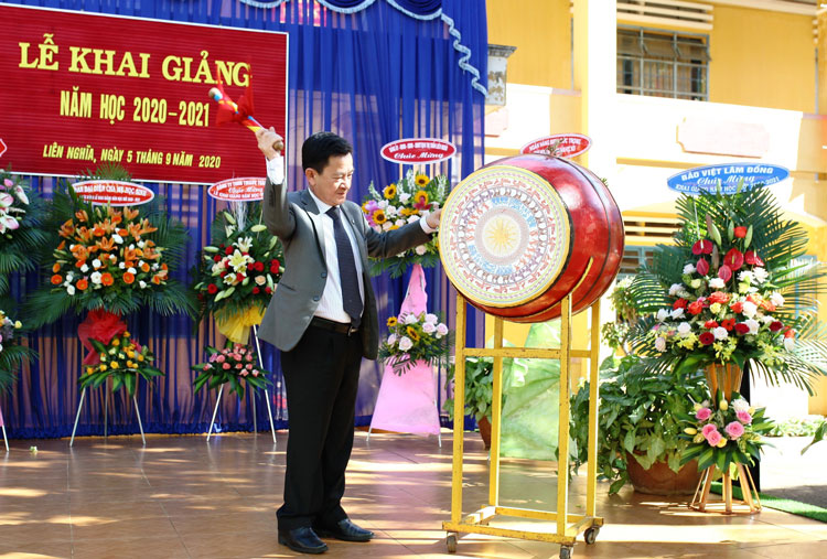 Đồng chí Phan Văn Đa - Phó Chủ tịch UBND tỉnh đã đánh hồi trống khai giảng năm học mới