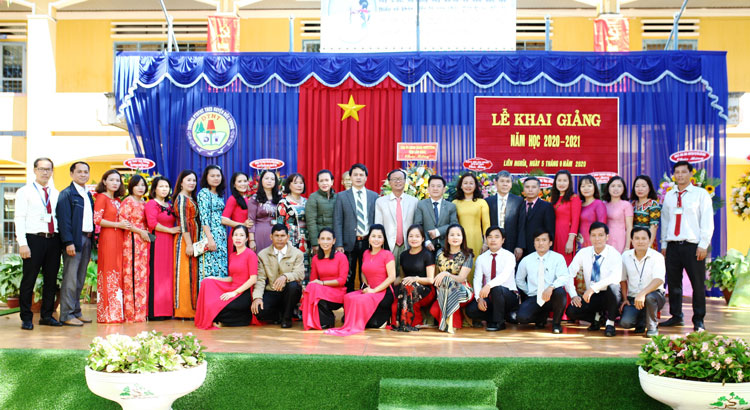 Phó Chủ tịch UBND tỉnh Lâm Đồng Phan Văn Đa cùng các đồng chí đại diện Sở Giáo dục và Đào Tạo và lãnh đạo địa phương chụp hình lưu niệm cùng cán bộ giáo viên, công nhân viên nhà trường