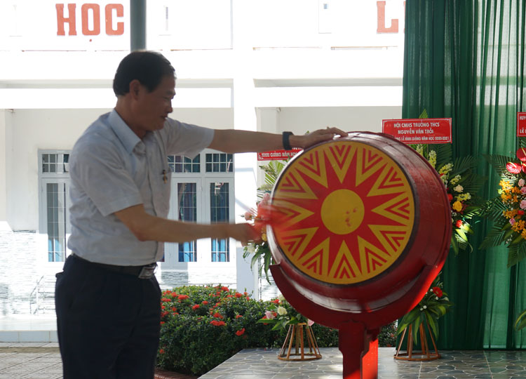 Đồng chí Nguyễn Trọng Ánh Đông - Ủy viên Ban Thường vụ, Trưởng Ban Tổ chức Tỉnh ủy đánh trống khai trường tại huyện Đạ Tẻh