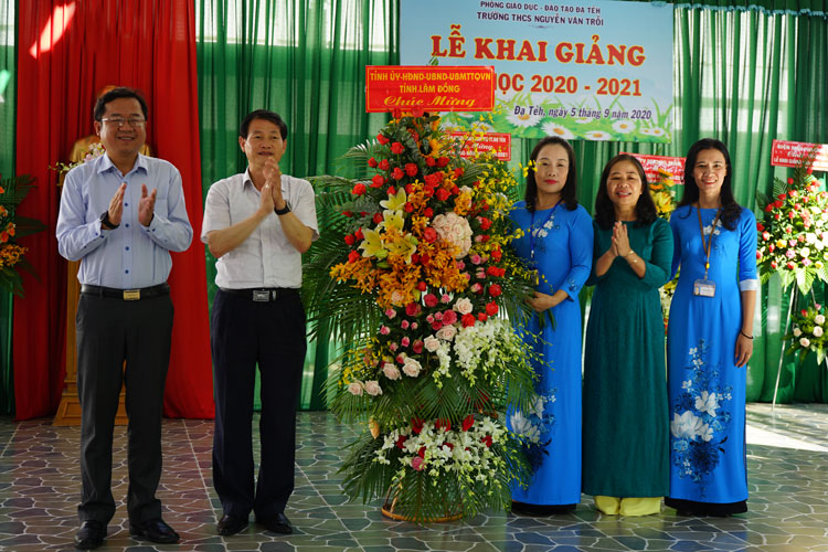 Đồng chí Nguyễn Trọng Ánh Đông - Ủy viên Ban Thường vụ, Trưởng Ban Tổ chức Tỉnh ủy và lãnh đạo huyện Đạ Tẻh tặng hoa chúc mừng