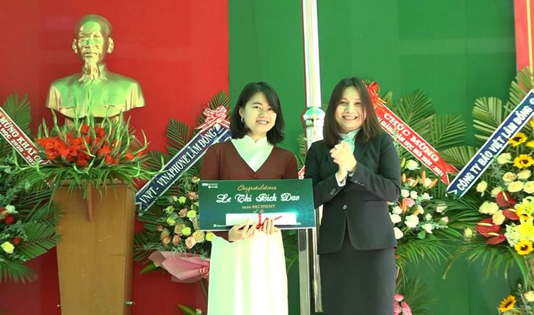 Em Lê Thị Bích Đào nhận “Học bổng Chủ tịch SIU”