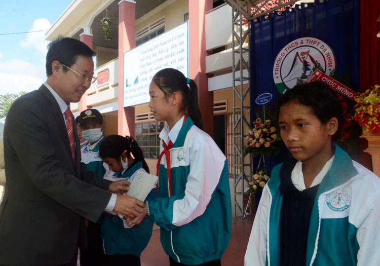 Đồng chí Phạm Triều – Bí thư Huyện ủy Lạc Dương trao tặng học bổng cho học sinh nghèo vượt khó, học sinh DTTS Trường THCS-THPT Đạ Nhim