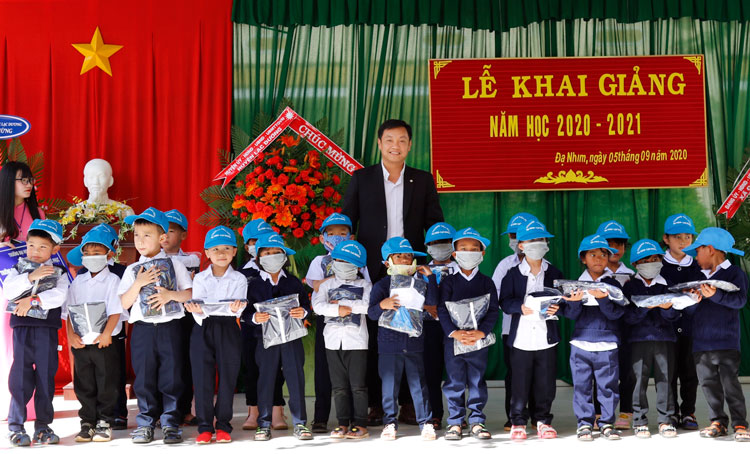 Trường Đại học Đà Lạt trao tặng áo khoác cho học sinh nghèo, học sinh DTTS Trường Tiểu học Đạ Nhim