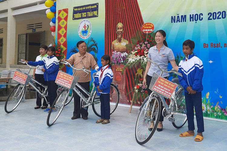 Hội Bảo trợ Bệnh nhân nghèo - Người Tàn tật và Trẻ mồ côi Lâm Đồng trao tặng sách, vở, xe đạp cho học sinh Trường THCS Trần Phú (Đam Rông)